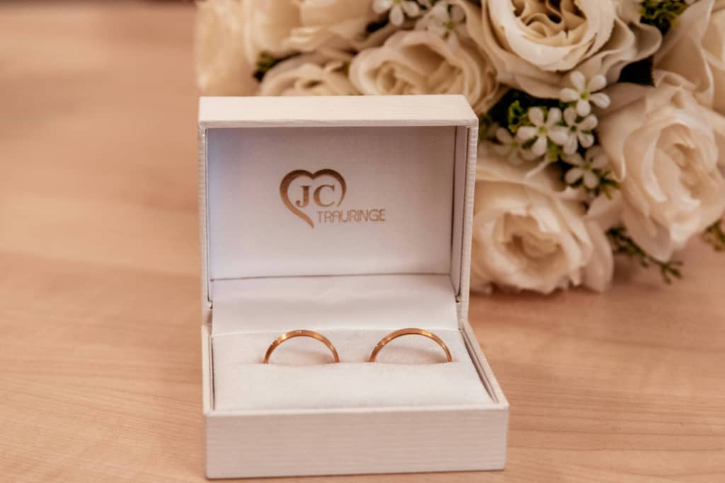 Tu Para Siempre Comienza: Desvelando la Magia Duradera de los Anillos de Boda
